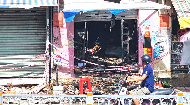 Cháy tiệm tạp hóa lúc rạng sáng ở TP.HCM, người dân tháo chạy thoát thân - Ảnh 2.