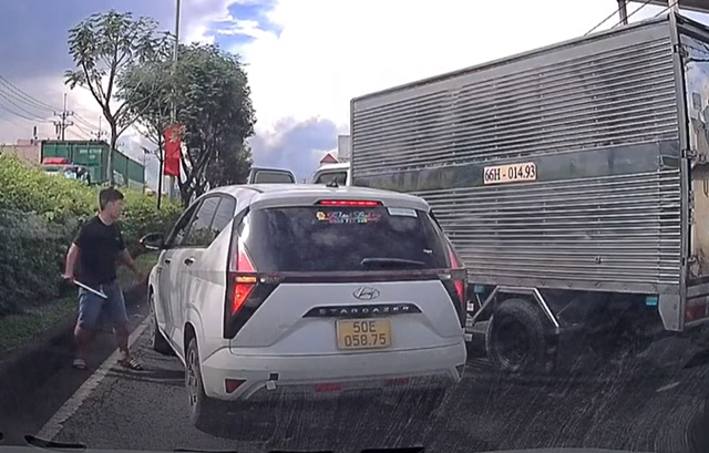 Tài xế xe tải chèn ép và đập kính ô tô gây bức xúc trên mạng xã hội - Ảnh 1.