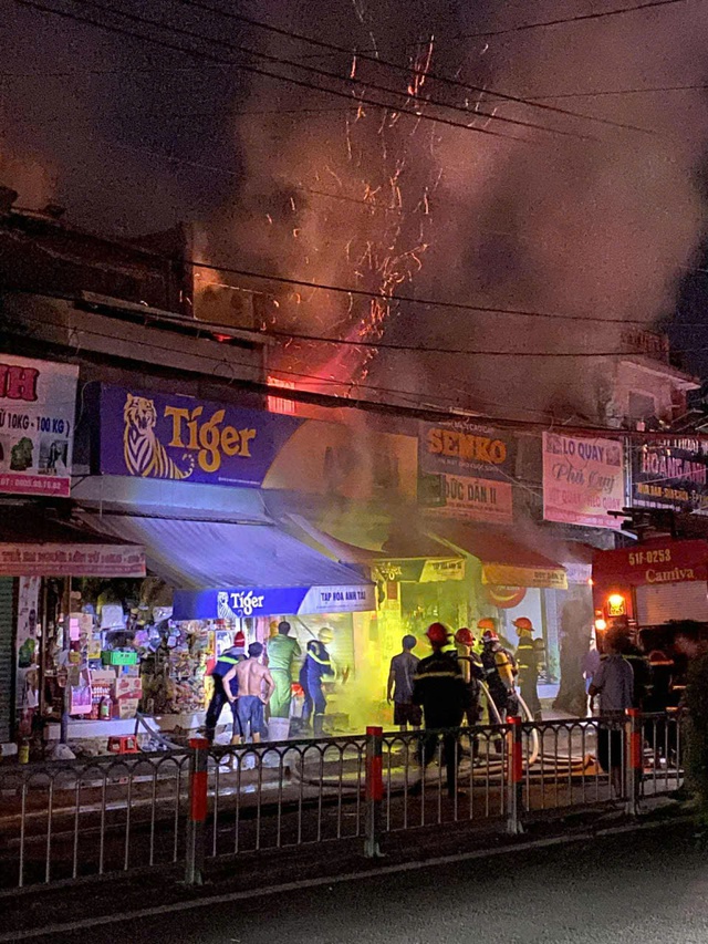 Cháy tiệm tạp hóa lúc rạng sáng ở TP.HCM, người dân tháo chạy thoát thân - Ảnh 1.