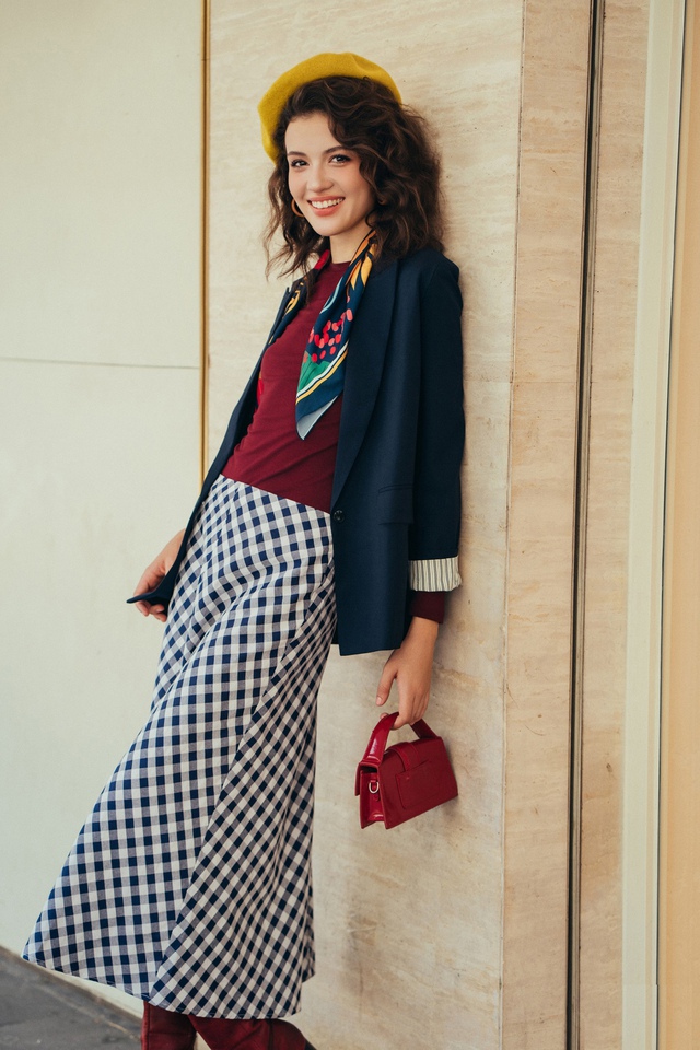 Chân váy kẻ ca rô cổ điển, lãng mạn và hơn thế nữa- Ảnh 1.