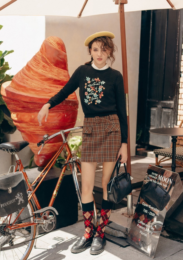 Chân váy kẻ ca rô cổ điển, lãng mạn và hơn thế nữa- Ảnh 2.