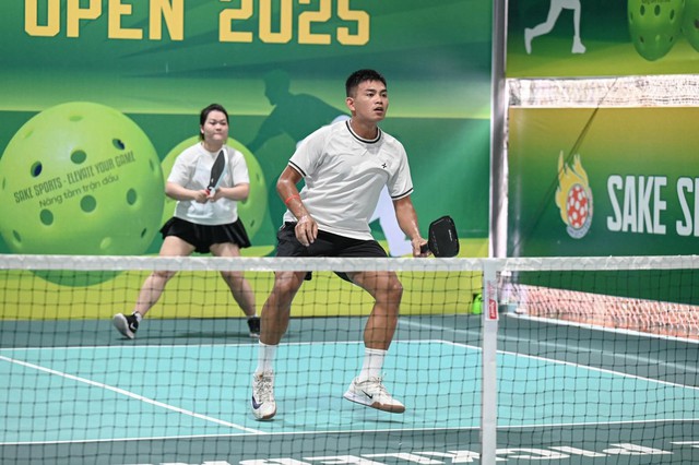 Bán sách, bán vợt pickleball... ủng hộ người dân vùng lũ - Ảnh 1.