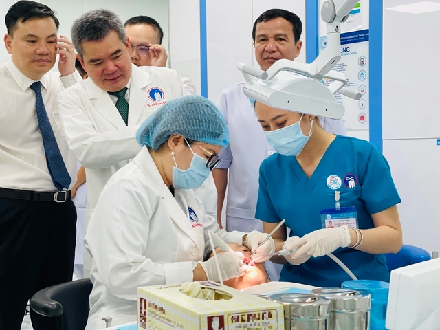 Ra mắt Trung tâm Răng hàm mặt kỹ thuật cao chuyên phục vụ người cao tuổi - Ảnh 1.