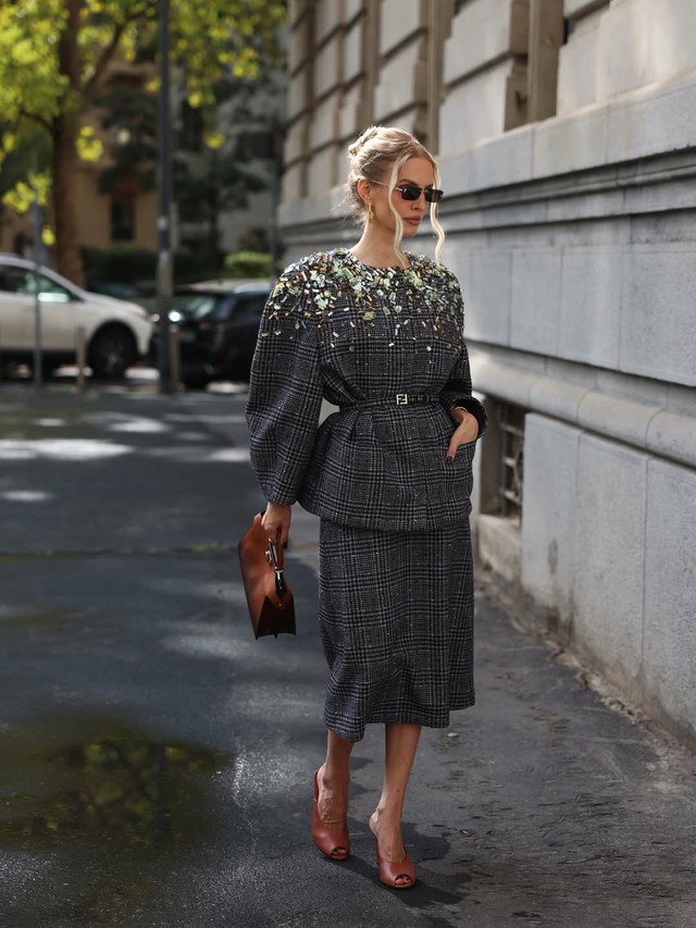 Chân váy kẻ ca rô cổ điển, lãng mạn và hơn thế nữa- Ảnh 5.