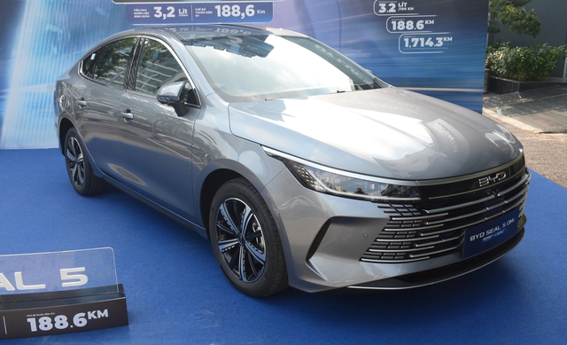 BYD Seal 5 chốt giá 696 triệu, sedan hạng hạng C đầu tiên dùng công nghệ PHEV - Ảnh 2.