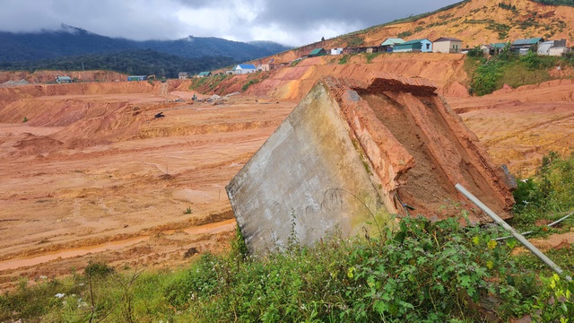 Cận cảnh sạt lở khu tái định cư vùng sâu thôn K’ Nớ ở Lâm Đồng - Ảnh 2.