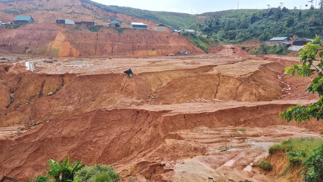 Cận cảnh sạt lở khu tái định cư vùng sâu thôn K’ Nớ ở Lâm Đồng - Ảnh 8.