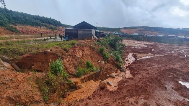 Cận cảnh sạt lở khu tái định cư vùng sâu thôn K’ Nớ ở Lâm Đồng - Ảnh 7.