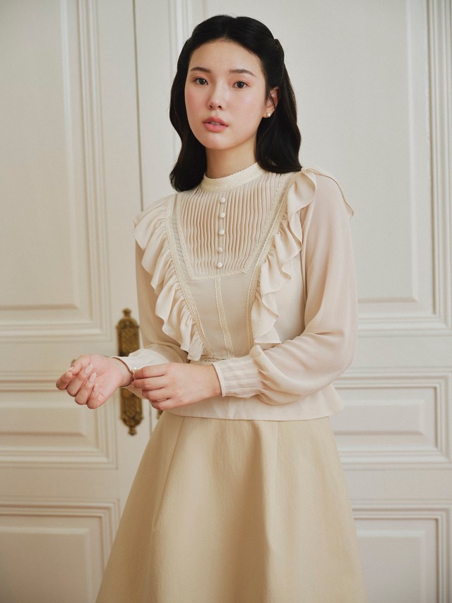 Cách diện trang phục màu beige đầy khí …