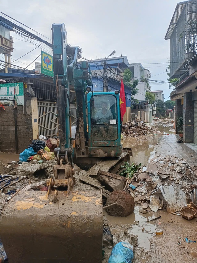 Lái xe xúc vượt 160 km đến Thái Nguyên giúp dọn bùn rác vùng lũ - Ảnh 2.