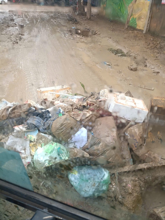 Lái xe xúc vượt 160 km đến Thái Nguyên giúp dọn bùn rác vùng lũ - Ảnh 3.