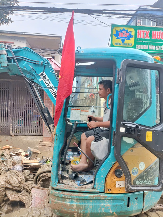Lái xe xúc vượt 160 km đến Thái Nguyên …