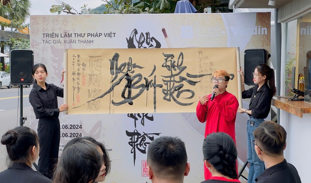 'Độc chiêu' thảo chữ trên sân khấu âm nhạc- Ảnh 6.