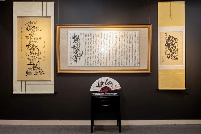 'Độc chiêu' thảo chữ trên sân khấu âm nhạc- Ảnh 11.