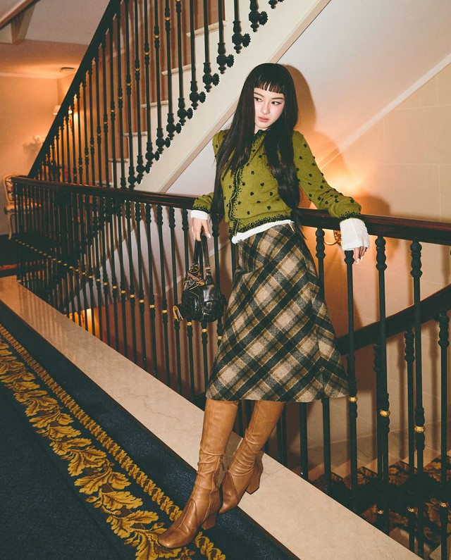 Chân váy kẻ ca rô cổ điển, lãng mạn và hơn thế nữa- Ảnh 3.