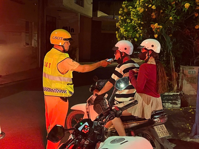 Nam thanh niên chửi CSGT rồi vào quán nhậu ngồi, có nồng độ cồn hơn 0.97 mg/l - Ảnh 4.