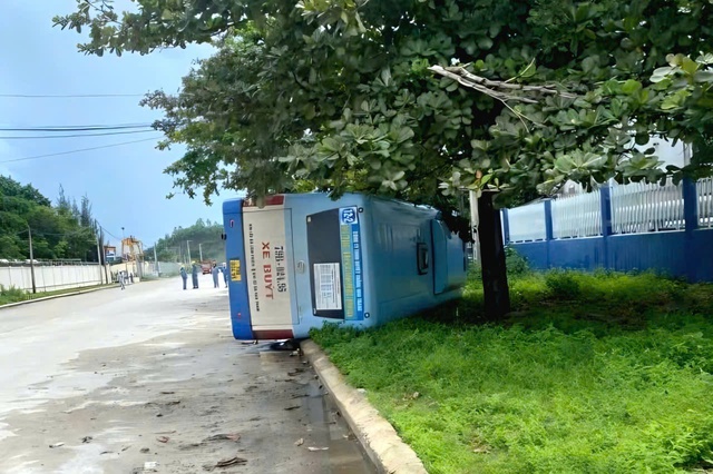 Xe buýt chở 6 người lật trong khu công nghiệp khánh hòa không có thương vong - Ảnh 1.