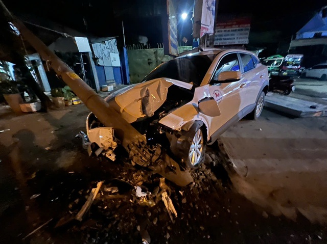 TP.HCM: &Ocirc; t&ocirc; điện t&ocirc;ng g&atilde;y cột đ&egrave;n trước c&acirc;y xăng, t&agrave;i xế may mắn tho&aacute;t chết - Ảnh 1.