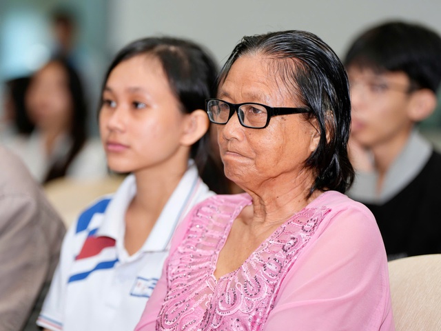 Từng sợ không có tiền đi học, nay nhận học bổng hơn 600 triệu đồng- Ảnh 2.