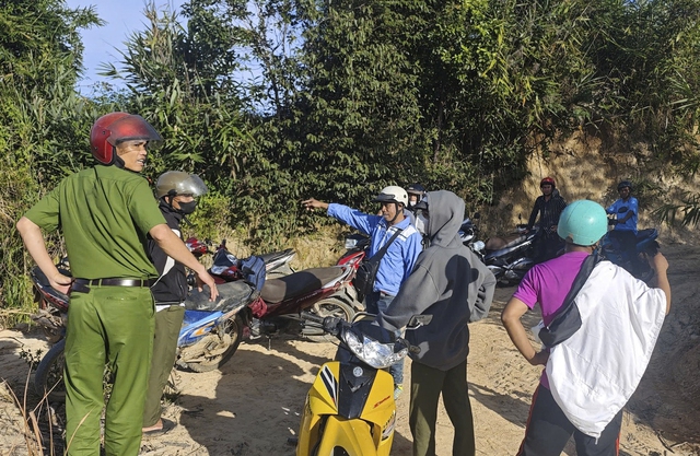 Cụ bà 95 tuổi đi lạc trong rẫy hơn một ngày - Ảnh 2.