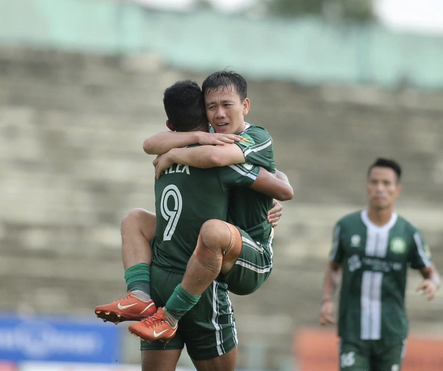 Minh Vương tr&igrave;nh diễn phong độ 'hủy diệt', Trường Tươi Đồng Nai đ&aacute;nh bại Long An: Giữ vững ng&ocirc;i đầu- Ảnh 2.