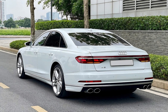 Từng c&oacute; gi&aacute; ngang si&ecirc;u xe, &lsquo;h&agrave;ng độc&rsquo; Audi S8 mất 10 tỉ đồng sau 4 năm - Ảnh 3.