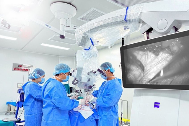 Chàng trai mắc bệnh ít gặp khiến não tụt xuống cổ - Ảnh 1.