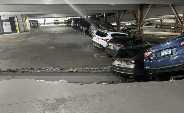 B&atilde;i đỗ xe sập ở White Plains khiến h&agrave;ng trăm &ocirc; t&ocirc; mắc kẹt v&agrave; hư hỏng - Ảnh 1.