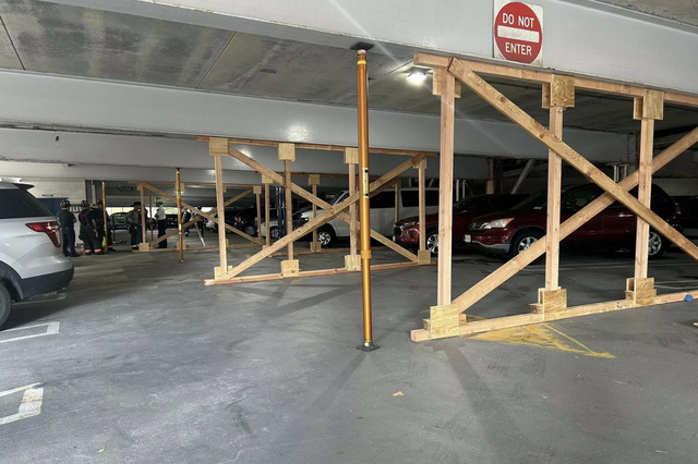 B&atilde;i đỗ xe sập ở White Plains khiến h&agrave;ng trăm &ocirc; t&ocirc; mắc kẹt v&agrave; hư hỏng - Ảnh 2.