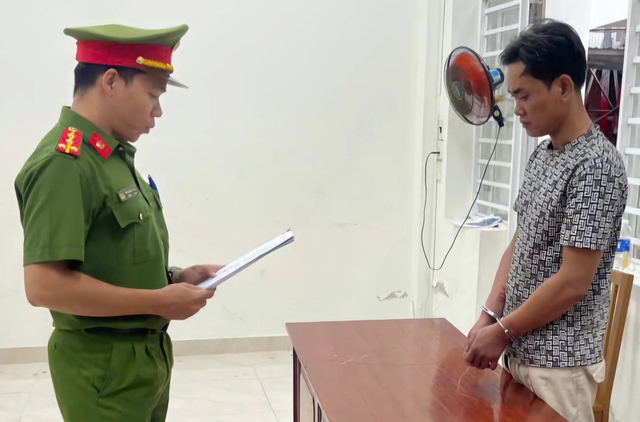 Đà Nẵng: Tạt xăng, cầm bật lửa dọa giết…
