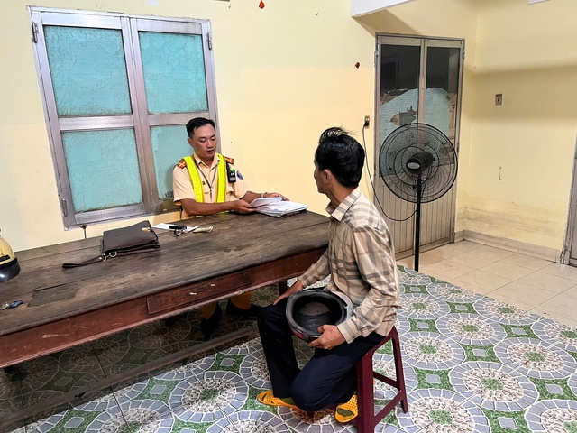 Uống vì nể bạn, người đàn ông nhận 'quà' kịch khung từ CSGT - Ảnh 3.