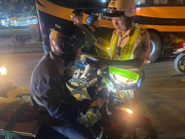 Uống vì nể bạn, người đàn ông nhận 'quà' kịch khung từ CSGT - Ảnh 4.