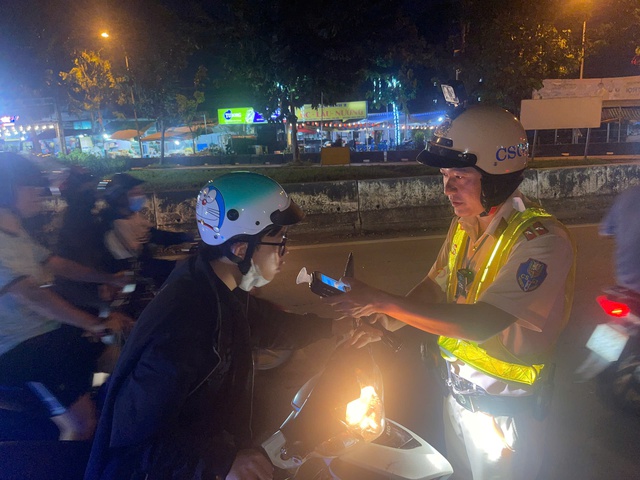 Uống vì nể bạn, người đàn ông nhận 'quà' kịch khung từ CSGT - Ảnh 2.