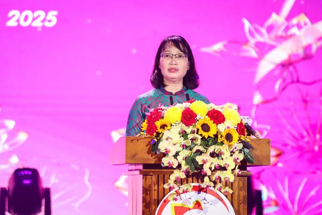 NSND Tạ Minh Tâm, Quốc Đại hát khai mạc 'Những ngày VH - NT TP.HCM'- Ảnh 5. NSND Tạ Minh Tâm, Quốc Đại hát khai mạc 'Những ngày VH - NT TP.HCM'- Ảnh 5.