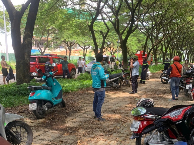 Rủ nhau bơi ở hồ đá làng đại học TP.HCM…