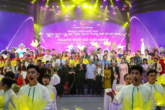 NSND Tạ Minh Tâm, Quốc Đại hát khai mạc 'Những ngày VH - NT TP.HCM'- Ảnh 7. NSND Tạ Minh Tâm, Quốc Đại hát khai mạc 'Những ngày VH - NT TP.HCM'- Ảnh 7.