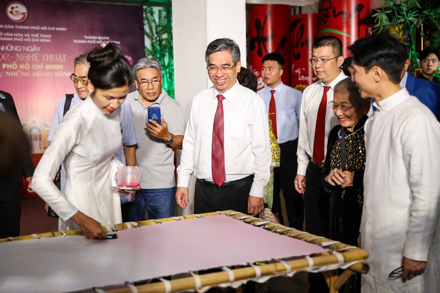 NSND Tạ Minh Tâm, Quốc Đại hát khai mạc 'Những ngày VH - NT TP.HCM'- Ảnh 4. NSND Tạ Minh Tâm, Quốc Đại hát khai mạc 'Những ngày VH - NT TP.HCM'- Ảnh 4.