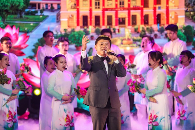 NSND Tạ Minh Tâm, Quốc Đại hát khai mạc 'Những ngày VH - NT TP.HCM'- Ảnh 6. NSND Tạ Minh Tâm, Quốc Đại hát khai mạc 'Những ngày VH - NT TP.HCM'- Ảnh 6.