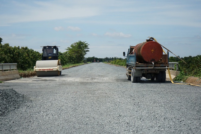 Đường tránh Cao Lãnh xuyên qua cánh đồng mùa nước nổi sắp hoàn thành- Ảnh 6. Đường tránh Cao Lãnh xuyên qua cánh đồng mùa nước nổi sắp hoàn thành- Ảnh 6.