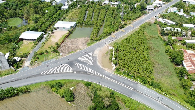 Đường tránh Cao Lãnh xuyên qua cánh đồng mùa nước nổi sắp hoàn thành- Ảnh 1. Đường tránh Cao Lãnh xuyên qua cánh đồng mùa nước nổi sắp hoàn thành- Ảnh 1.