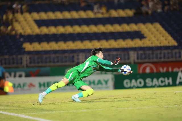 Phung ph&iacute; cơ hội, đội C&ocirc;ng an H&agrave; Nội bị SLNA chia điểm tr&ecirc;n s&acirc;n Vinh - Ảnh 2.