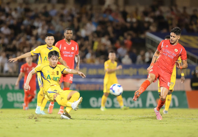 Phung ph&iacute; cơ hội, đội C&ocirc;ng an H&agrave; Nội bị SLNA chia điểm tr&ecirc;n s&acirc;n Vinh - Ảnh 3.