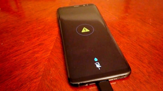 Cách loại bỏ nước khỏi cổng sạc điện thoại an toàn và nhanh nhất - Ảnh 1. Cách loại bỏ nước khỏi cổng sạc điện thoại an toàn và nhanh nhất - Ảnh 1.