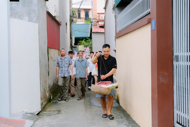 Độc lạ nh&agrave; trai mang 20 kg thịt heo, buồng cau, 1 kg ch&egrave; sang nh&agrave; g&aacute;i - Ảnh 2.