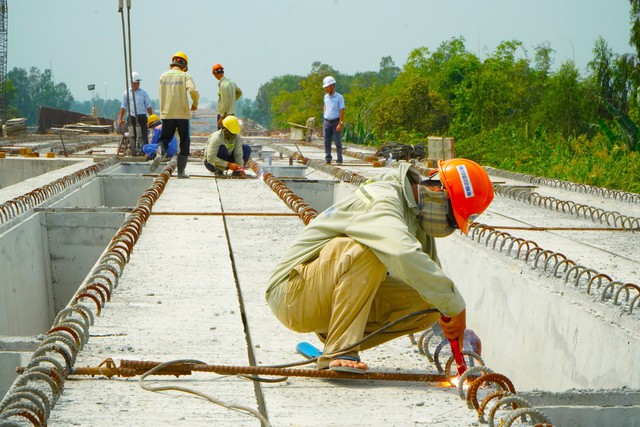 Premierminister Pham Minh Chinh: Mekong-Delta-Schnellstraße wird planmäßig und ohne Verzögerung fertiggestellt – Foto 3.
