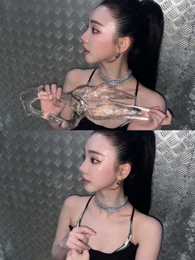 

Karina (aespa) mang đến một sáng tạo khác của trang điểm mắt khói: rõ nét nhưng nhẹ nhàng. Eyeliner và mascara được làm nổi bật, tạo đôi mắt có chiều sâu mạnh mẽ. Để cân bằng, mỹ nhân 10X kết hợp lớp nền căng bóng và gò má ửng hồng  