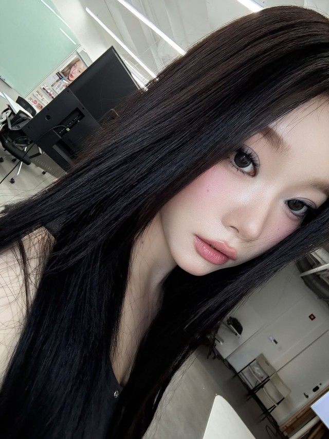 

Nếu muốn làm mới phong cách trang điểm này, hãy thử thêm chút màu sắc. Tsuki (Billlie) lựa chọn phấn mắt xanh ánh bạc, kết hợp highlighter lấp lánh, gợi cảm hứng retro những năm 2000 đầy cá tính  