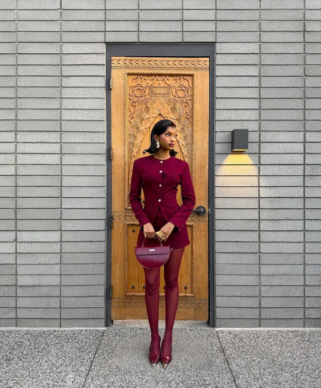 Thu đông 2025, sắc tím đỏ burgundy trở thành tông màu chủ đạo- Ảnh 6. Thu đông 2025, sắc tím đỏ burgundy trở thành tông màu chủ đạo- Ảnh 6.