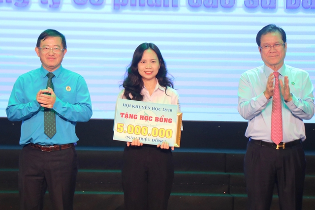 VRG trao học bổng khuyến học cho hơn 700 học sinh, sinh viên- Ảnh 1.