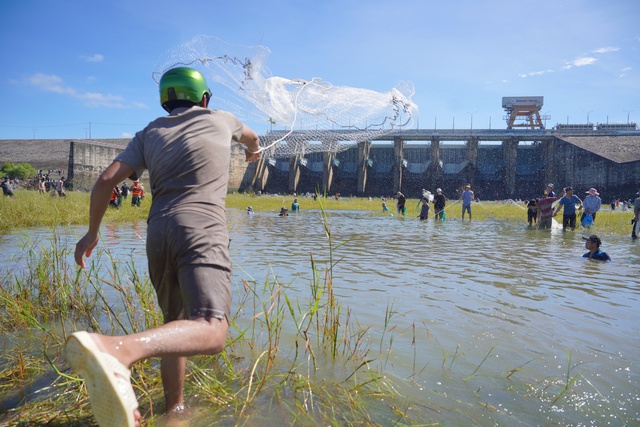 Thủy điện lớn nhất miền Nam xả lũ 960 m3/s, cao nhất trong nhiều năm gần đây- Ảnh 2.